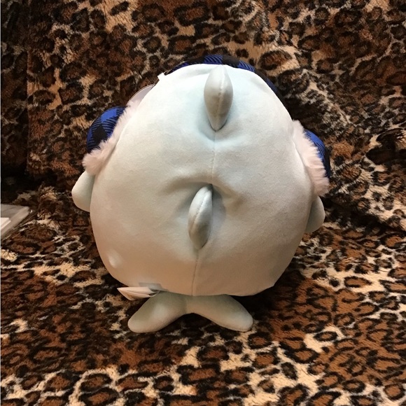 NWT SHARON. THE SHARK WINTER COLLECTION 8”SQUISHDATE 02/01/2022 - Picture 4 of 7